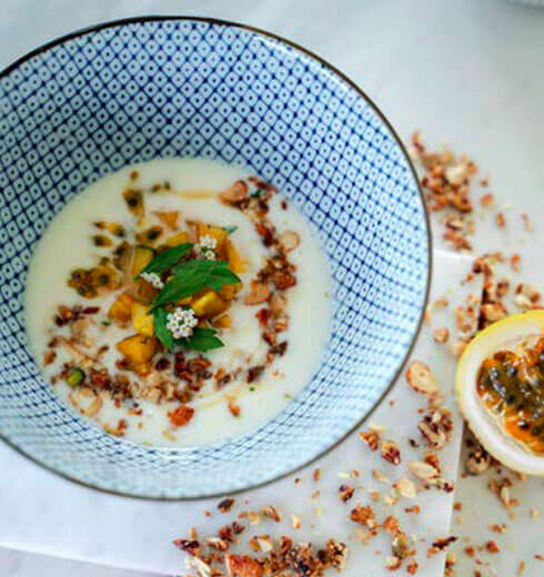 Yogur con Granola y Frutas Caramelizadas