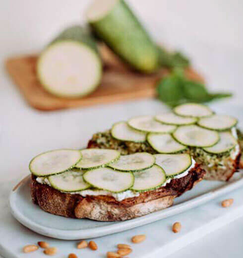 Tostada de Calabacín con Ricota y Pesto