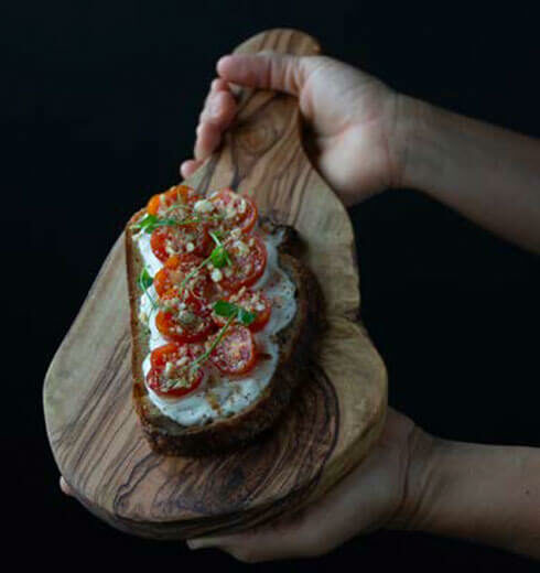 Tostada de Tomate con Salsa de Almendras