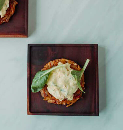 Latkes de Batata con Salsa Gribiche y Hojas de Huerto