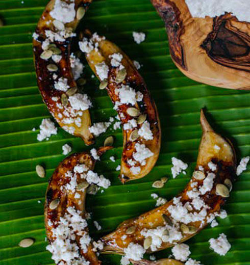 Guineos Asados con Queso del País
