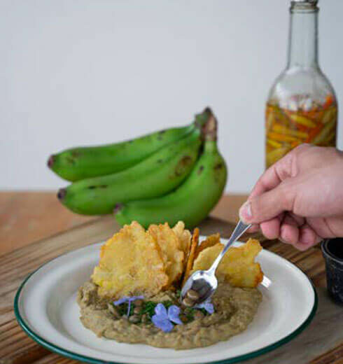 Tostones de Guineo Verde con Puré de Gandules